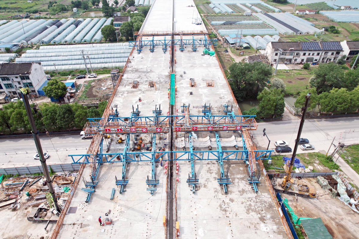 江阴靖江长江隧道南接线工程跨紫金路主桥连续梁顺利合龙